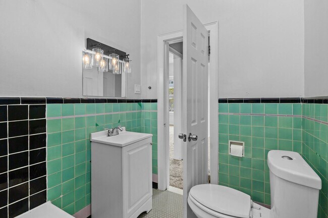 Building Photo - Lovely Hillcrest One bedroom apartment