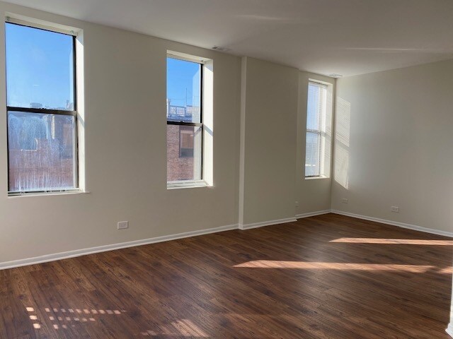 Building Photo - 1461 W Fullerton Ave