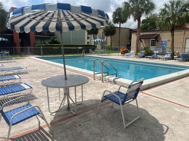 Building Photo - 10784 N Kendall Dr