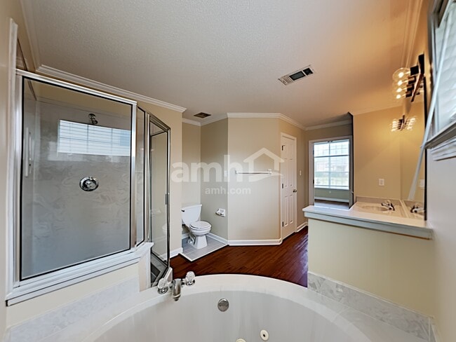 Building Photo - 9997 Woodland Grove Dr