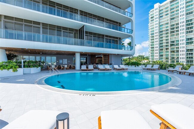 Building Photo - 2655 S Bayshore Dr