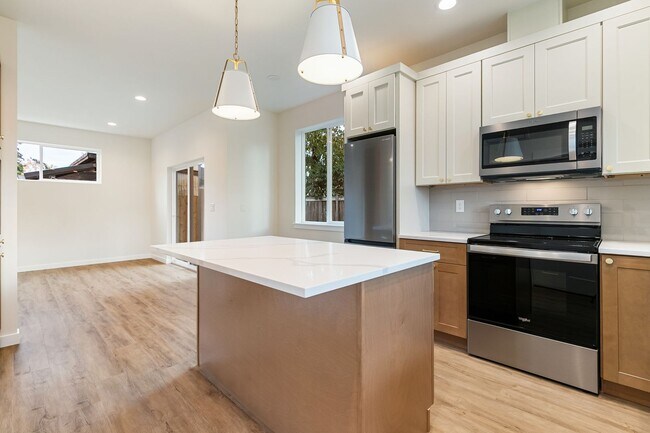 Building Photo - Halleck Townhomes Triplex