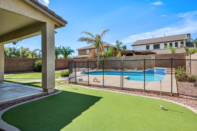 Building Photo - Beautiful 5 Bedroom 3 Bath home
