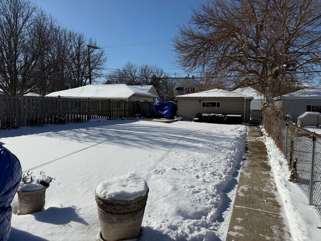 Building Photo - 840 N Austin Blvd