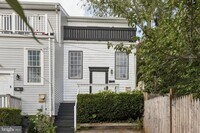 Building Photo - Great Townhouse w/ 2 Bedrooms, 1.5 Baths, ...