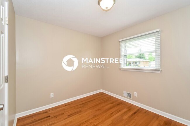 Building Photo - 3 Bedroom Pet-Friendly Home in Hillview, KY with Main Street Renewal