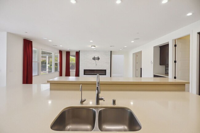 Building Photo - Stunning 5 Bed, 4 Full Baths And 2 Half Ba...