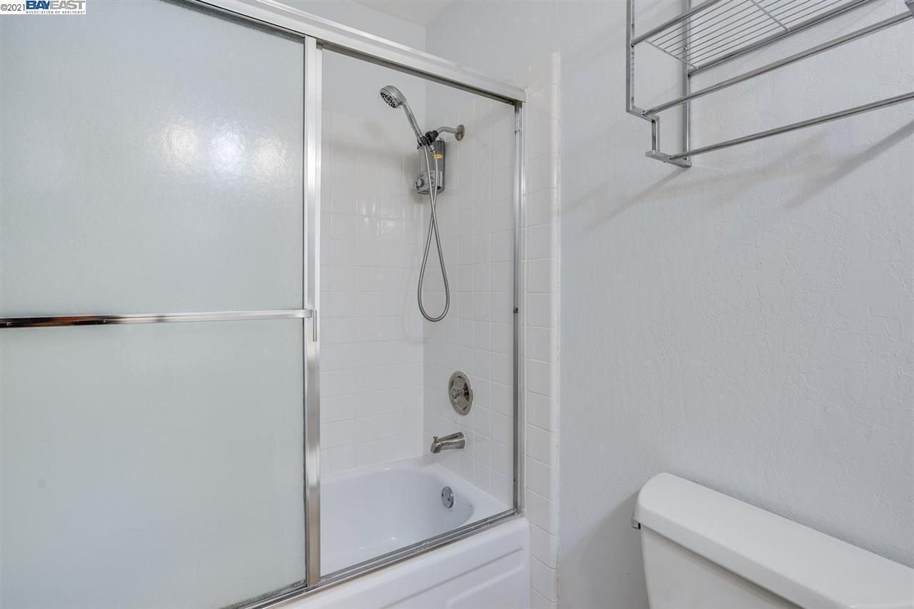 Full bath with tub attached to primary bedroom - 9005 Alcosta Blvd