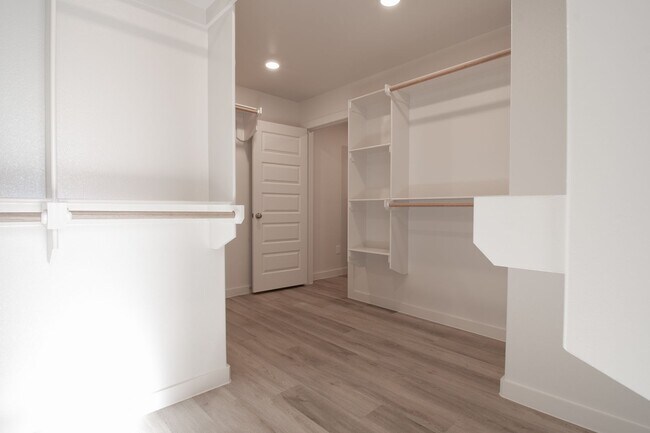 Building Photo - 2060 Acacia Ln