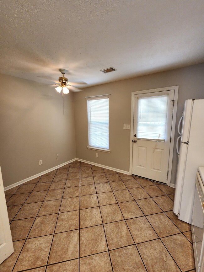 Building Photo - 501 Laurel Pl