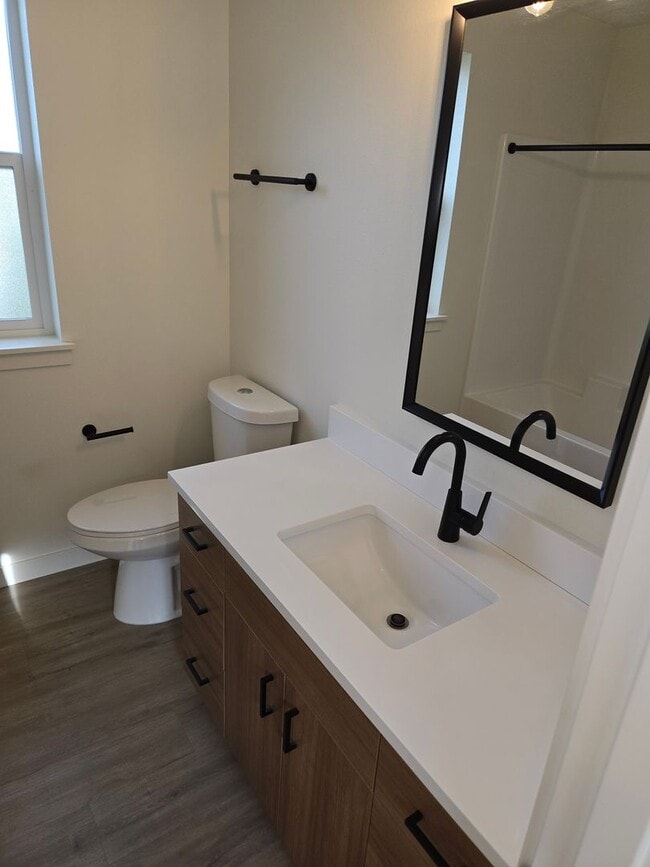 Building Photo - Sleek & Chic! 2 level 2 Bed/1.5 ba 814 Sf