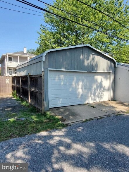 Building Photo - 608 Trail Ave