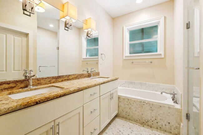 Building Photo - Beautiful 3 Bedroom Home Steps from Yulman...