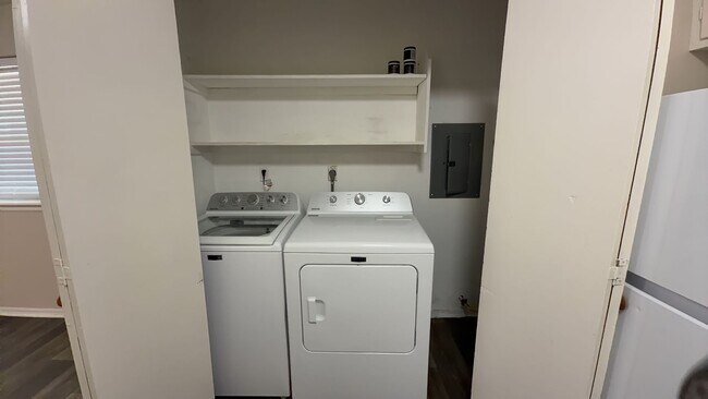 Building Photo - 2 bedroom 1.5 bath duplex - Edmond Schools- August Move In