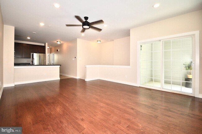 Building Photo - 137-A Equestrian Row Unit