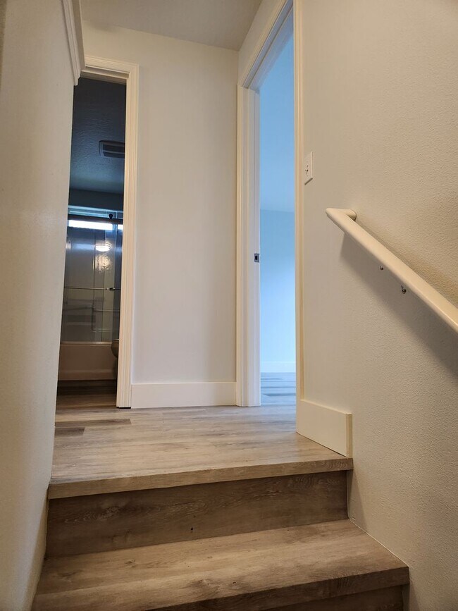 Building Photo - 3 Bedroom Campus Duplex!