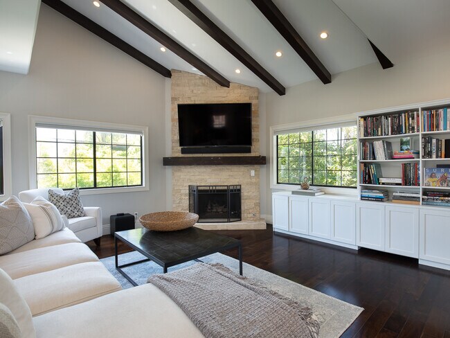 Building Photo - Exquisite Tree Section Home