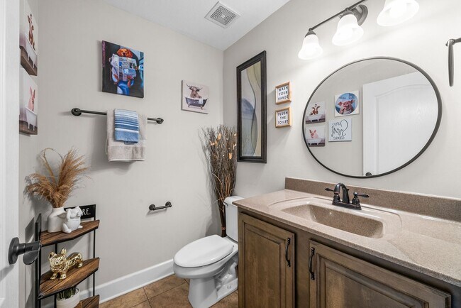 Building Photo - Beautiful Craftsman Style Home Waiting for...