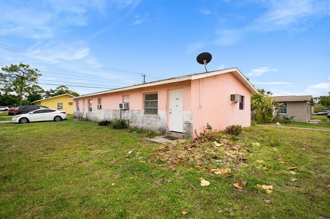 Building Photo - 1604-1608 Oak Dr