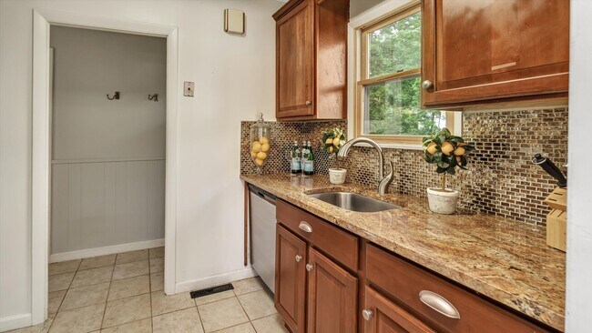 Building Photo - 11 Nova Ave