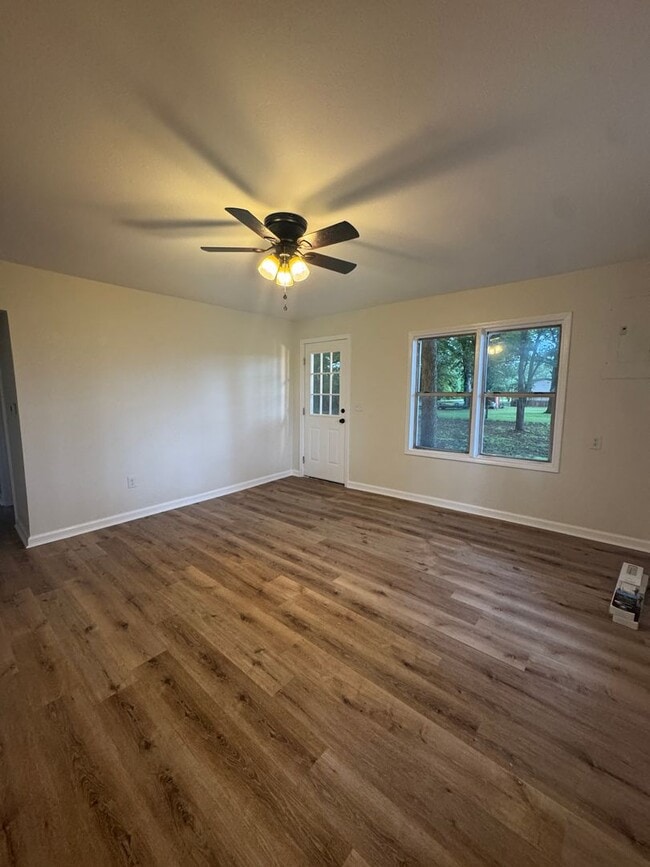 Building Photo - 3 Bed / 1 Bath between Jonesboro and Lake ...