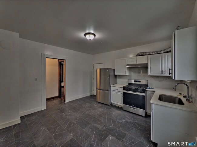 Building Photo - 64 Wood St