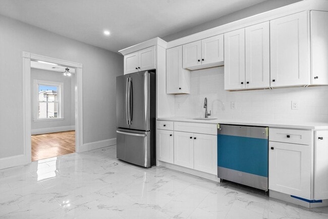 Building Photo - 67 Romsey St