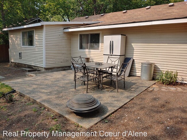 Building Photo - 3 br, 1 bath House - 1706 E Front St.