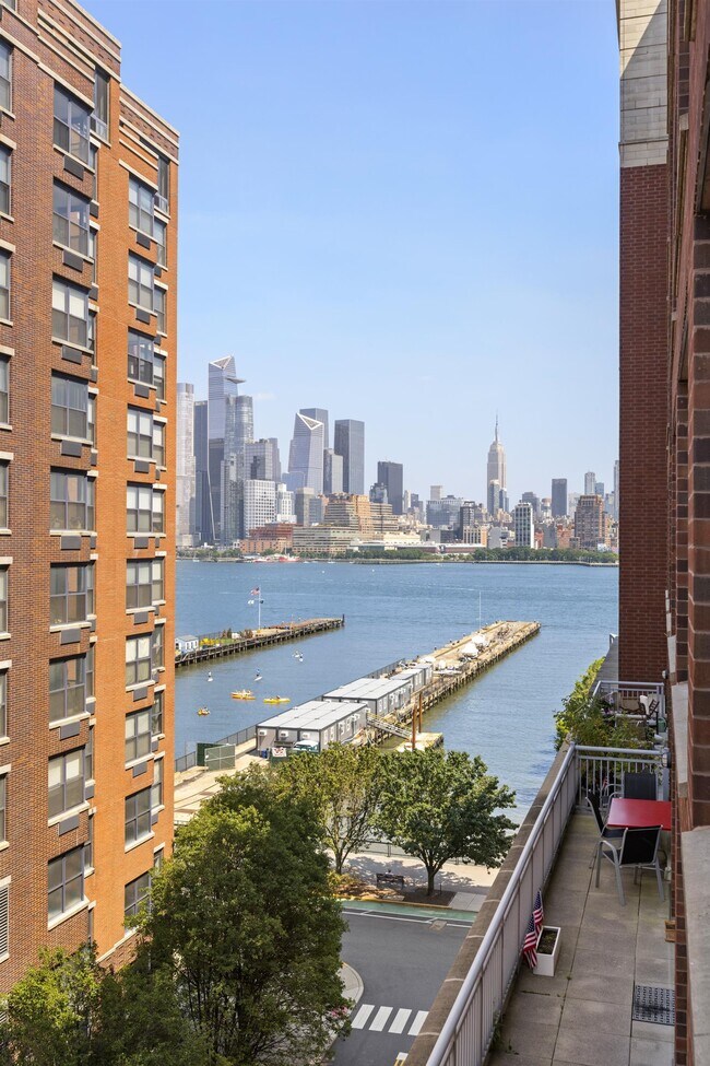 Building Photo - 1125 Maxwell Ln