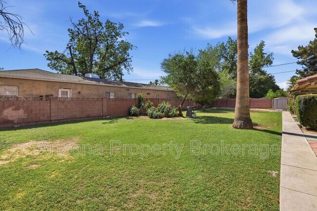 Building Photo - 1137 W Glenrosa Ave