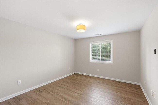 Building Photo - 605 Candler St