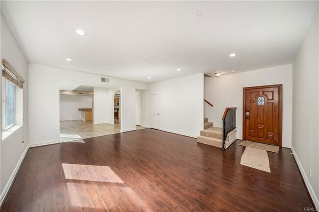 Building Photo - 10808 Kling St