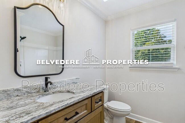 Building Photo - 2322 Fernwood Dr