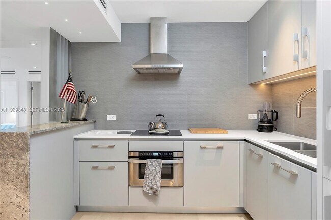 Building Photo - 325 Ocean Dr