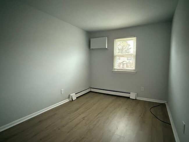 Building Photo - Newly Updated 2 Bed in Aston