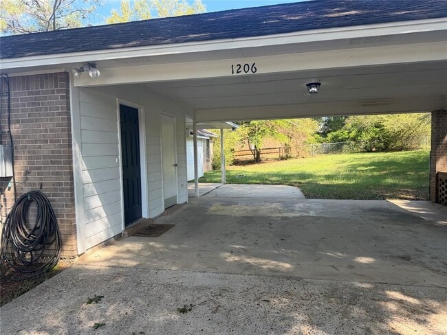 Building Photo - 1206 Kingston Green Dr