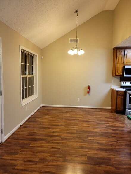 Dining area off kitchen - 119 Bay Court Dr