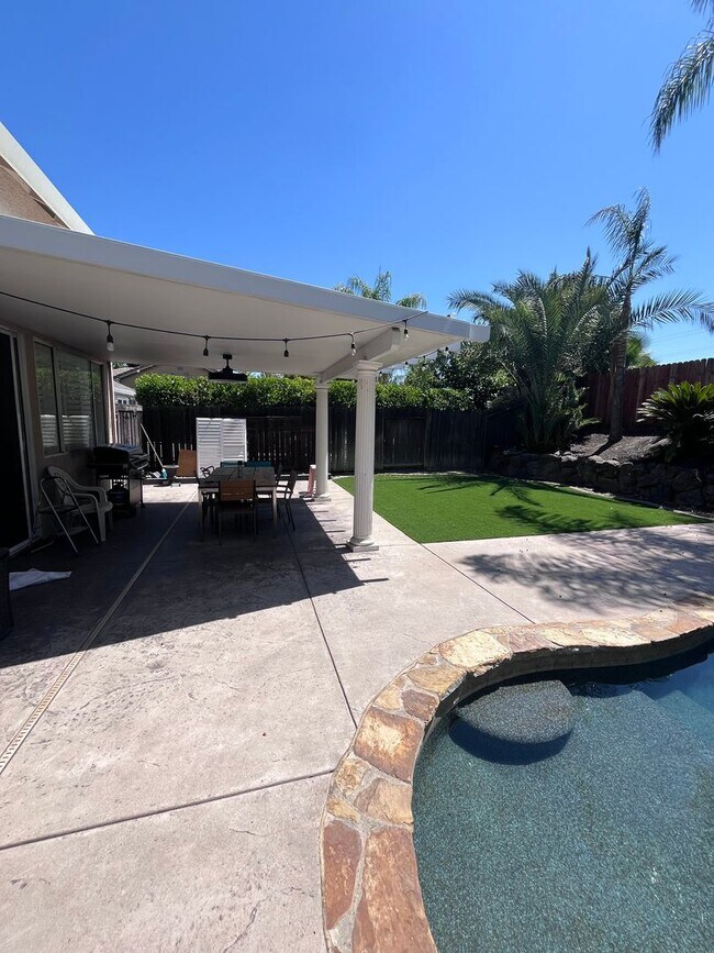 Building Photo - 4 BEDROOM TROPICAL OASIS IN W. ROSEVILLE W...