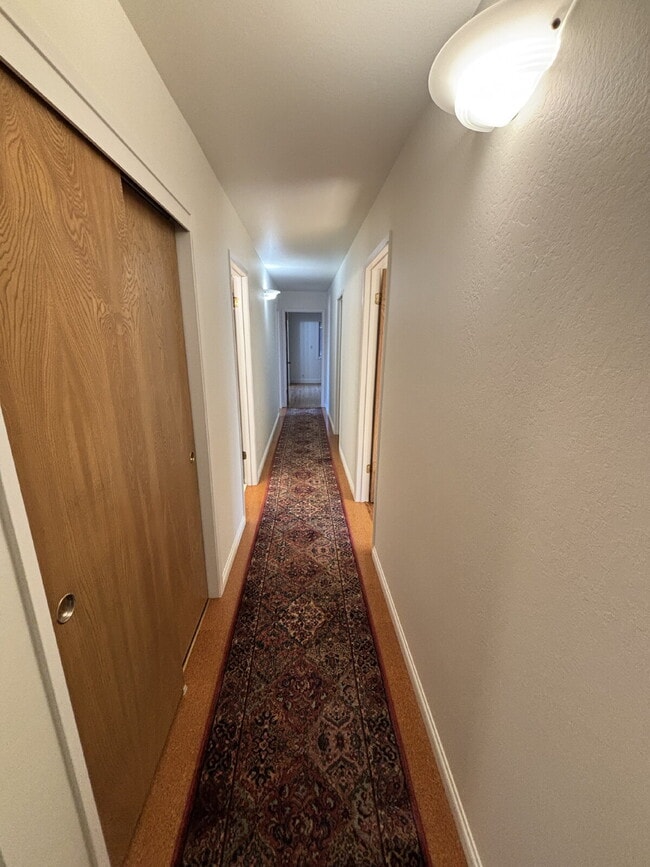 Building Photo - 485 Butterfield Pl