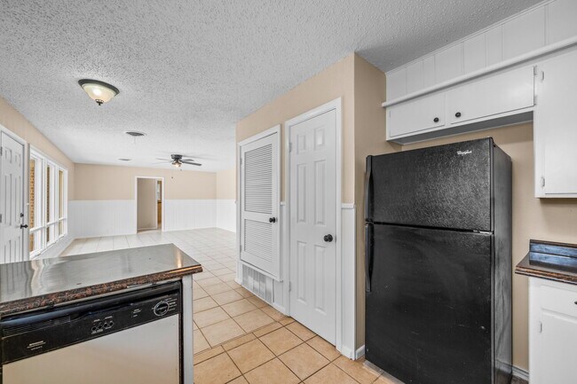 Building Photo - Open Concept 3/2/2, Minutes from LCU & Medical