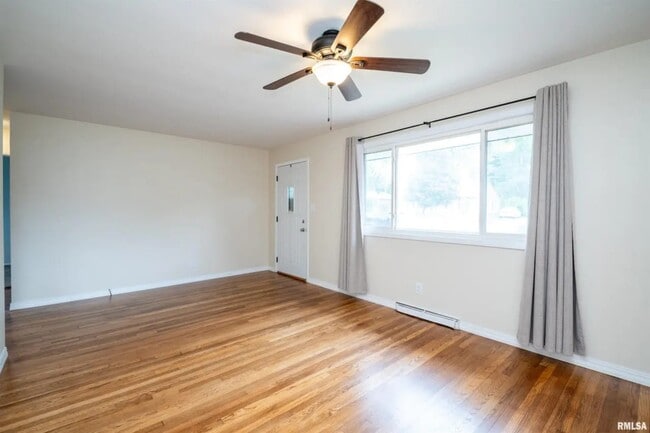 Building Photo - West Cindy Lane