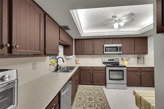 Building Photo - 3200 Port Royale Dr N