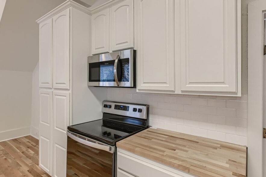 Building Photo - Updated & charming Lavaca home with large fenced yard