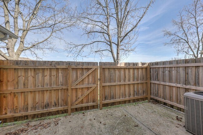 Building Photo - 240 Arapaho Dr