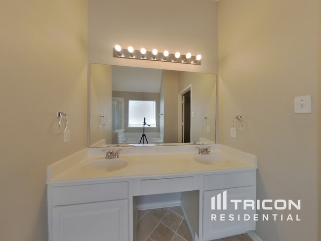 Building Photo - 9003 Cypress Square Dr