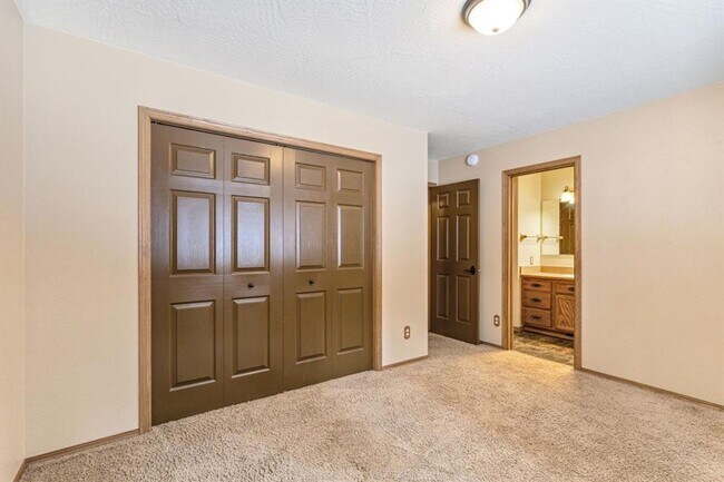 Building Photo - Lolo 4 bedroom, 2 bath, 2,520 Sq. Ft. home...