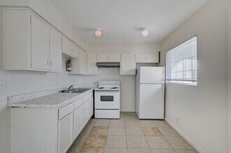 Building Photo - Bright & Spacious 2-Bedroom in the Heart of Las Vegas!