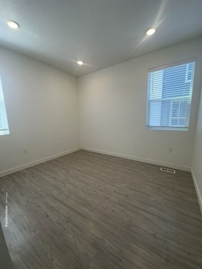 Building Photo - 572 E 3860 S