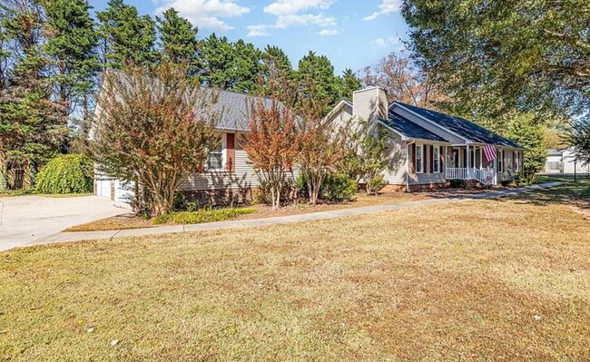 Building Photo - Charming ranch home 3 bedrooms and 2 bathrooms in Burlington w/ 5 garage spaces.