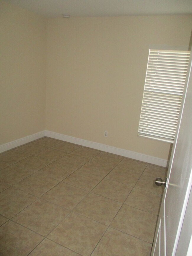 Building Photo - 1900 Kismet Pkwy W